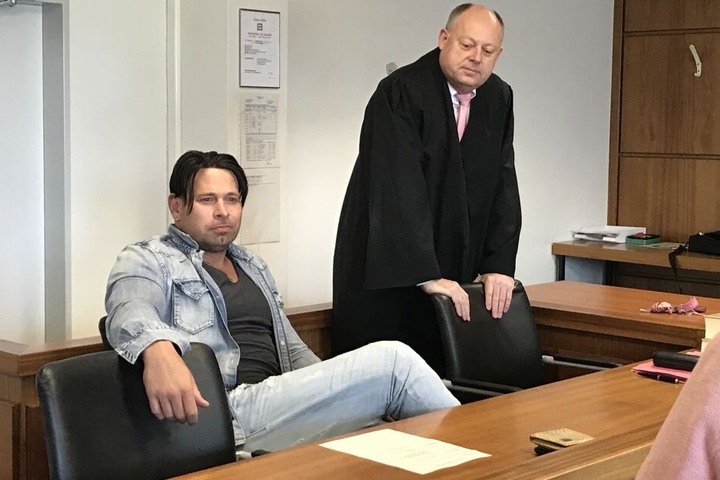 Der frühere Fußball-Nationaltorwart Tim Wiese sitzt neben seinem Anwalt im Landgericht.