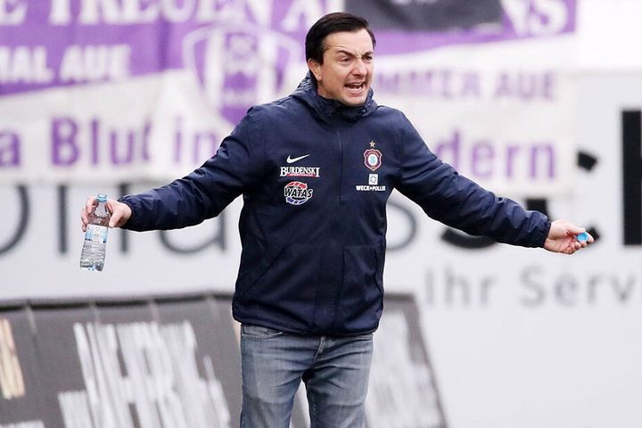 Lautstark, unbequem! Wenn ihm was nicht passt, tut Daniel Meyer das offen kund - nicht nur wie hier am Spielfeldrand ...