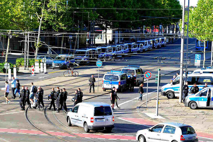 Ab dem späten Nachmittag bis in die Nacht hinein zeigte die Polizei verstärkte Präsenz in der Innenstadt.