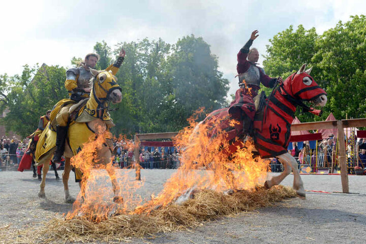 Auf der Burg Polsterstein wird es am Abend ein großes Nachtturnier geben. (Symbolbild)