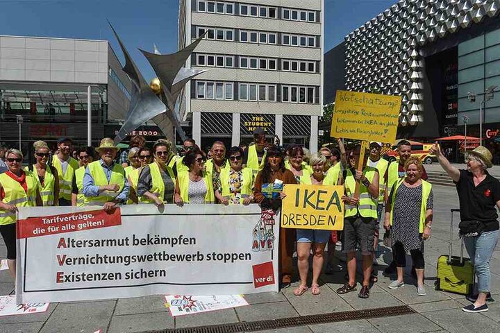 Rund 80 Mitarbeiter aus dem Dresdner Einzelhandel beteiligten sich am Streik. Heute wollen sie den Arbeitskampf fortsetzen.