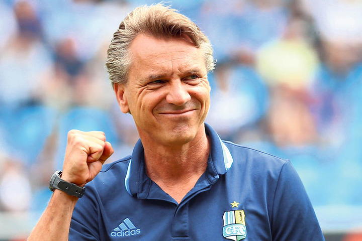 Horst Steffen ballt die Siegerfaust. Dem CFC-Coach gelang mit dem Derbysieg
ein Einstand nach Maß.