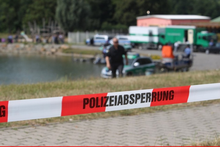 Am Theklaer Bagger stießen Schwimmer auf Leichenteile. Polizeitaucher bargen danach die sterblichen Überreste der getöteten Einwanderer.
