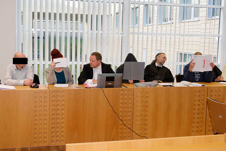 Michel Erik A., Anja S. (1. u. 2. v.l.), Christin Sch. (3.v.r.) und Steffen T. (r.) sitzen seit Montag wegen schwerer Brandstiftung auf der Anklagebank.