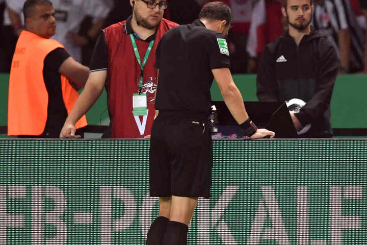 Schiedsrichter Felix Zwayer hatte sich die strittige Szene während des Spiels vor seiner endgültigen Entscheidung nochmals angeschaut.