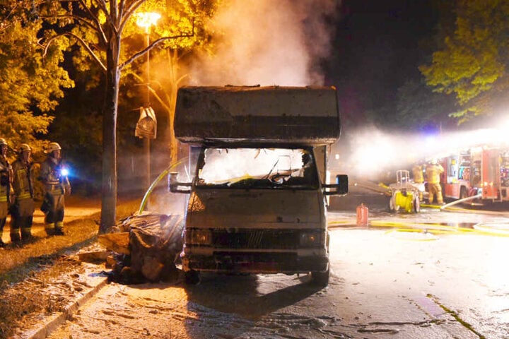 Trotz schneller Löschung: Das Wohnmobil brannte vollständig aus.