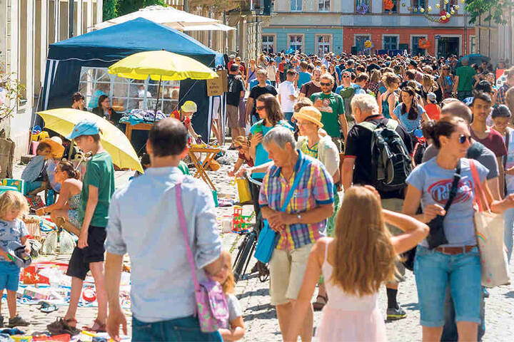 Buntes Treiben bei der BRN im vergangen Juni: Auch diesmal wird's für viele Veranstalter eine Zitterpartie, weil das Rathaus wegen Ämter-Wirrwarr mit den Bescheiden nicht aus dem Knick kommt.