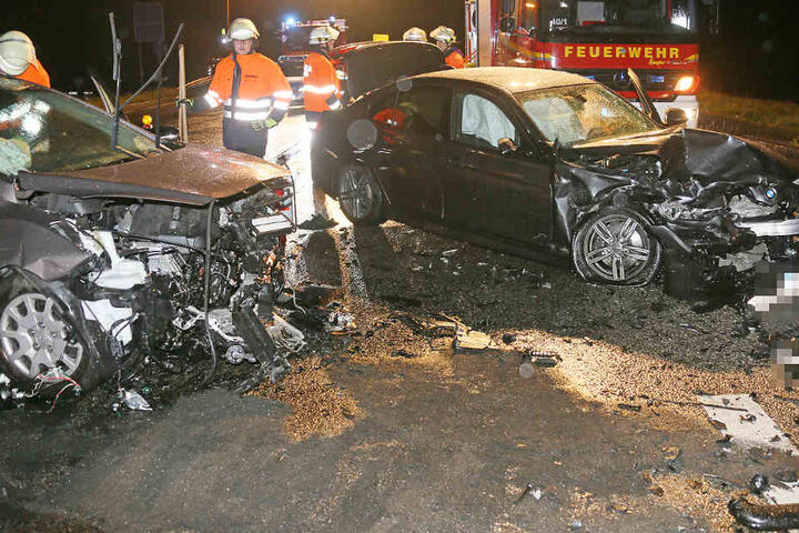 Bei einem Unfall in Bayern sind zwei Menschen verletzt in Krankenhäuser gebracht worden.
