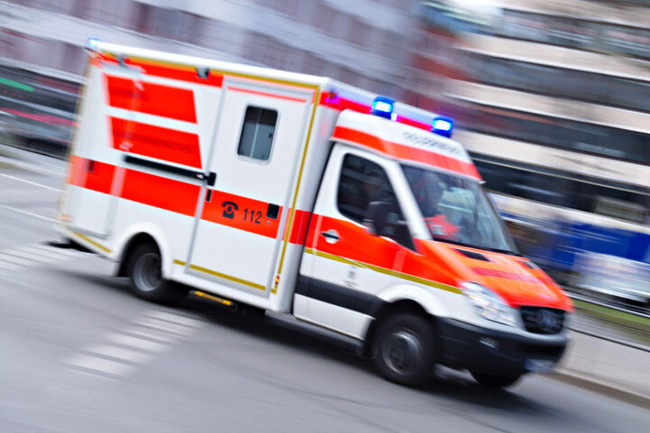 Drei Personen wurden bei dem Unfall verletzt. (Symbolbild)