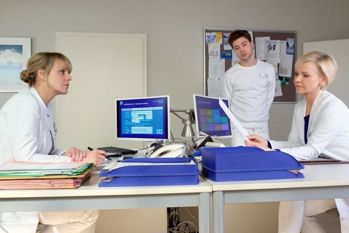 In einem Fax widerspricht Claras Mutter Sina aber einem Eingriff. Dr. Lea Peters (l.) und Dr. Kathrin Globisch (r.) sind die Hände gebunden, sie dürfen nicht operieren.
