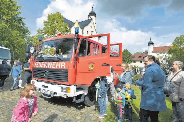 Natürlich war die Feuerwehr ständig umringt von neugierigen Besuchern.