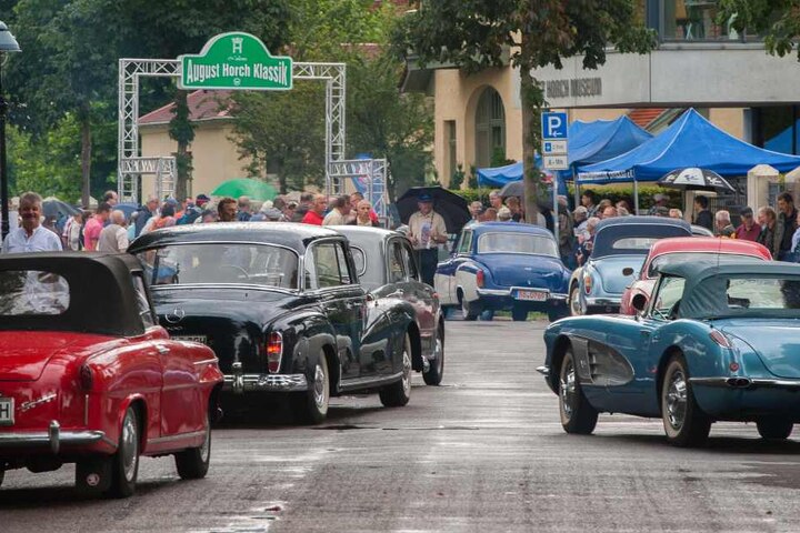 Am Sonntag parken im ElbePark weit über 100 auf Hochglanz polierte
Oldtimer.