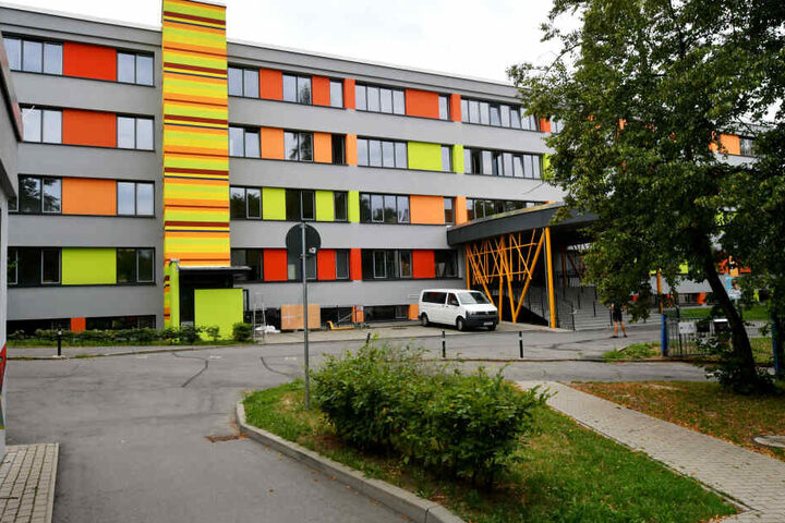 Wegen der Innensanierung kommen Schüler Heinrich-Heine-Grundschule übergangsweise in Containern an der J.-A.-Comenius-Grundschule unter.