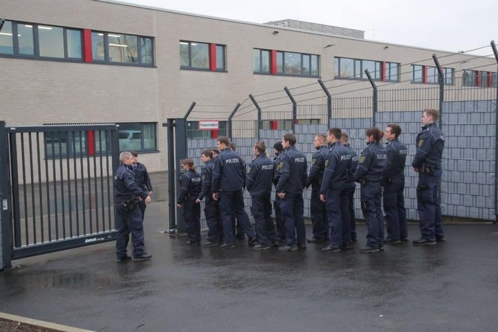 Der Prozess in Dresden wird von der Polizei Dresden gesichert.