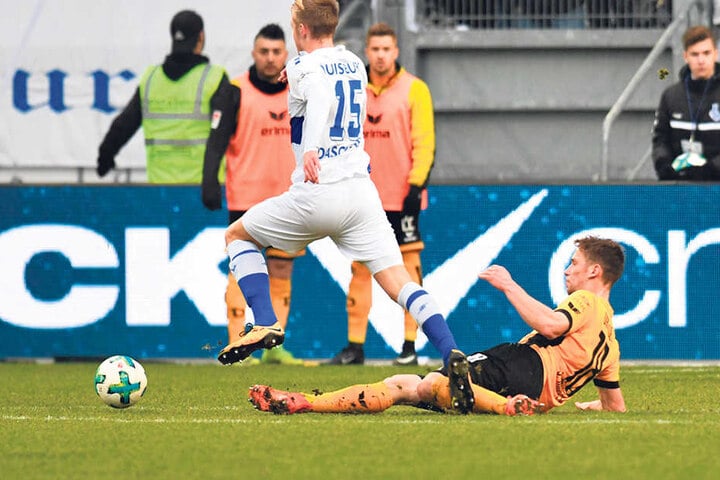 Jannik Müller (r.) kann Duisburgs Lukas Daschnernur per Foul stoppen.