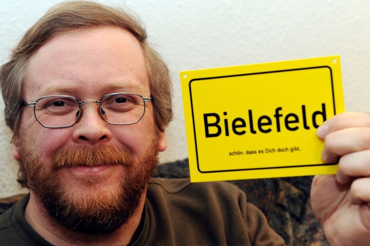 Achim Held erfand 1994 die Theorie, dass es Bielefeld nicht geben würde.