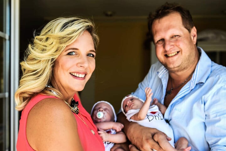 Glückliche Zeiten: Daniela (41) und Jens mit den Zwillingen Diego und Jenna. Insgesamt hat Jens acht Kinder, davon fünf eigene.