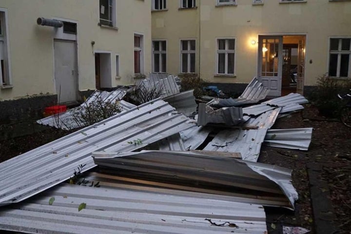 Blechteile liegen im Innenhof auf der Krosserer Straße.