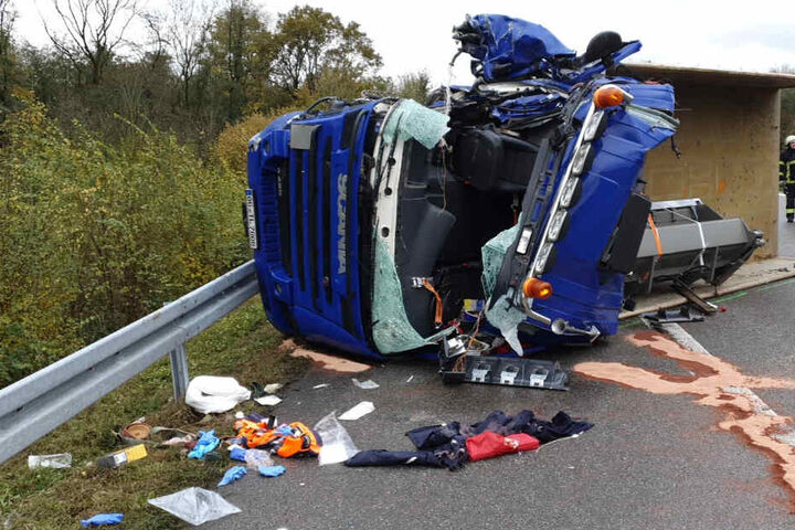 Der Lkw prallte den ersten Informationen zufolge auf dem Standstreifen in einen anderen Wagen und kippte danach um.