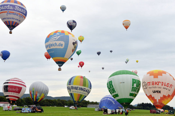 Zahlreiche Heißluftballons steigen bei einem Festival auf. (Archivbild)