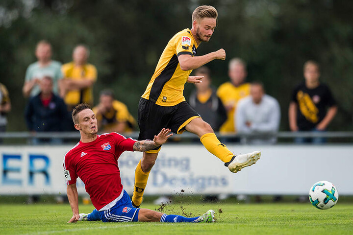 Lucas Röser (rechts) sprintet Unterhachings Maximilian Bauer davon.