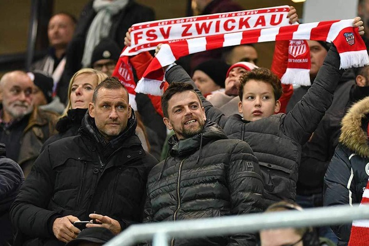 Torsten Ziegner (vorn,r.) und sein Co Michael Hiemisch spionierten beim FSV-Heimspiel gegen Großaspach.
