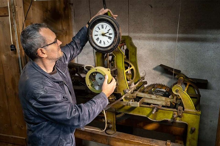 Wer hat an der Uhr gedreht? Wolfram Schippers (52) kontrolliert die Lager der Zeiger im Kirchturm.