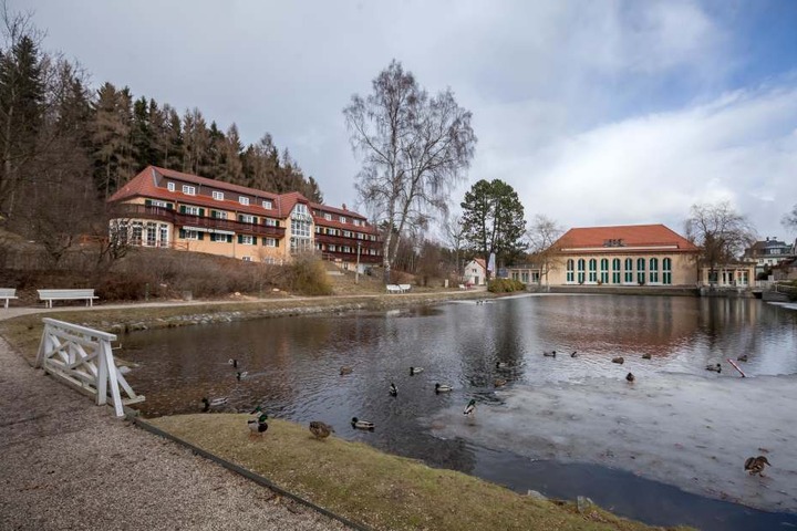 Der Weg zur Eisenquelle durch den Kurpark ist für viele Brambacher schon ein
festes Ritual.