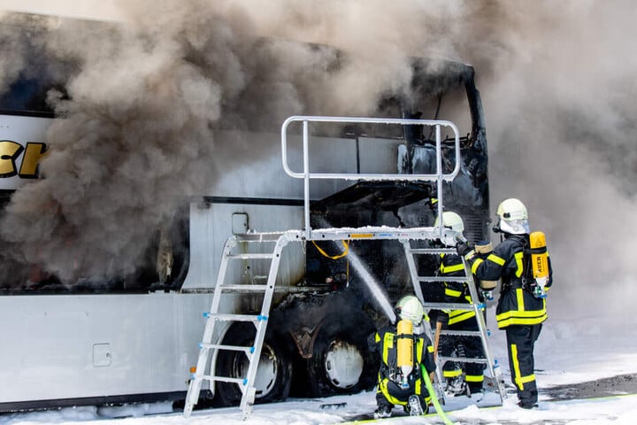 Unfallforscher fordern nun brandsichere Sitze für Busse, damit diese nicht bereits während der Evakuierung in Flammen aufgehen.