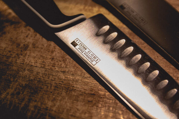Die Frau stach wohl mit einem Messer auf den Mann ein. (Symbolbild)