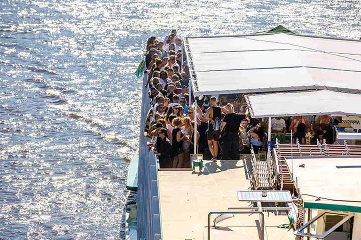 Ausgelassene Party auf dem Ausflugsdampfer "MS August der Starke".