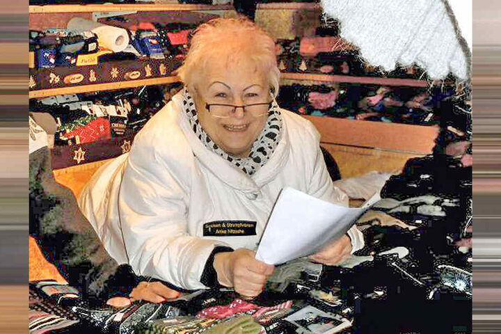 Frohnatur am Socken-Stand: Verkäuferin Edwina T. (69) wird auch dieses Jahr auf dem Stiezelmarkt wieder Fußwärmer feil bieten.