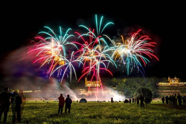 War wie immer der Höhepunkt einer traumhaften Schlössernacht: das große,
musikalisch unterlegte Feuerwerk.