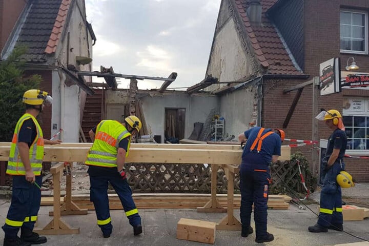 Die Einsatzkräfte vor Ort: Eine Imbissbude musste geräumt werden.