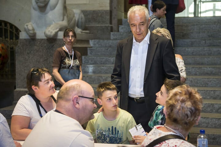 Stanislaw Tillich (58, CDU) mit Dominik (12, r.) und Patrick (11) aus Döbeln.