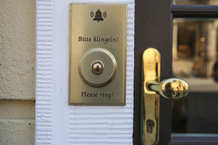 Aus Sicherheitsgründen müssen die Kunden klingeln.