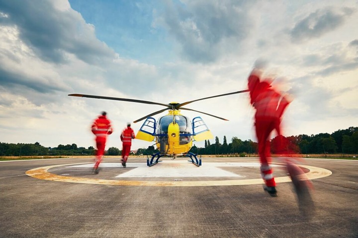 Der 58-Jährige kam per Rettungshubschrauber in eine Klinik (Symbolbild).
