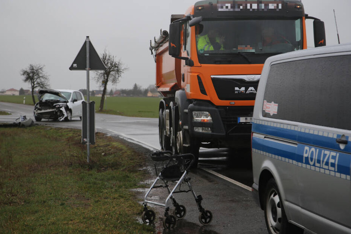 Gegen diesen Muldenkipper war der Renault gestoßen.
