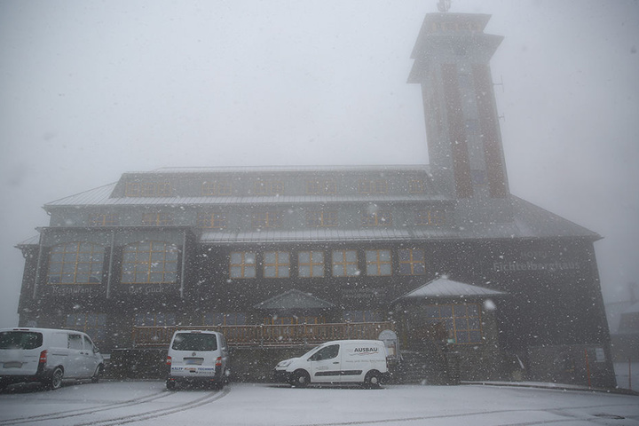 Das Fichtelberghaus versank am Dienstagmorgen im Nebel.