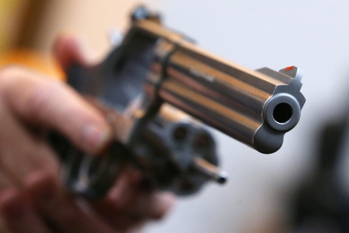 Insgesamt wurden bislang 670 Waffen in Bayern von "Reichsbürgern" eingezogen. (Symbolbild)