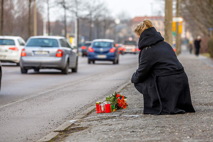 An der Unfallstelle im Zellenschen Weg legten Freunde Blumen und Kerzen ab.