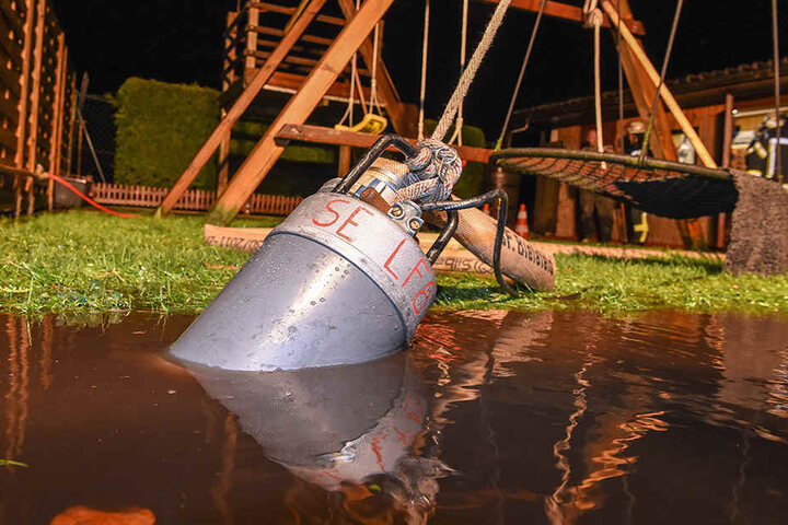 Die Spielgeräte im Garten einer Familie sind dem Wasser schon ziemlich nahe.