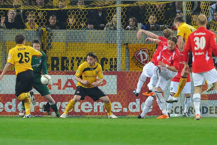 Sebastian Schuppan (2.v.r.) steigt zum Kopfball hoch und köpft zum 1:0 ein. Am Ende gewann Rot-Weiß Erfurt die Partie, Dynamo stieg jedoch in die 2. Bundesliga auf.