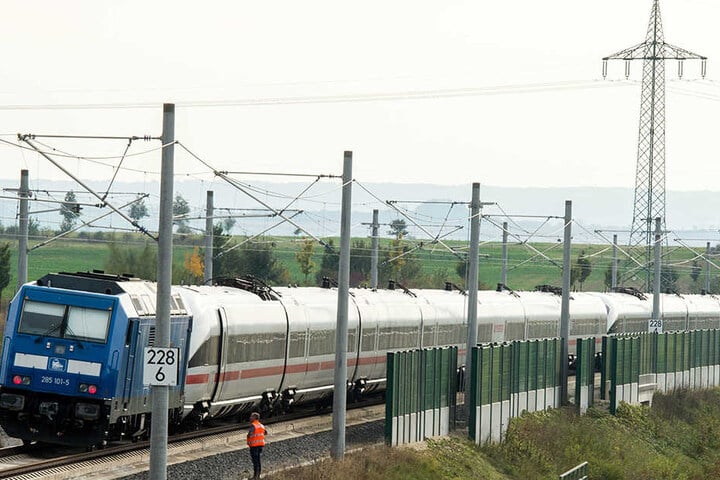 Eine Diesellok schleppte den ICE mit dem Namen "Linz" ab.