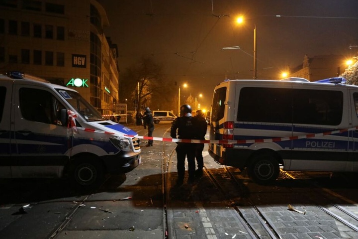 Die Angreifer sollen die Beamten gezielt attackiert haben.