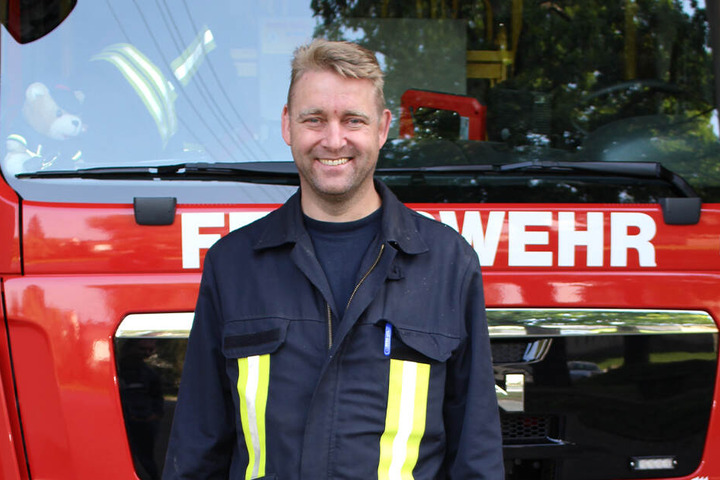 Sven Eichendorf (41), Wehrleiter der Ortswehr Leubnitz, wurde am Samstag zu dem tierischen Einsatz gerufen.
