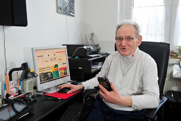 Auch Werner Vogel (79) geht ohne Smartphone nicht mehr aus dem Haus.