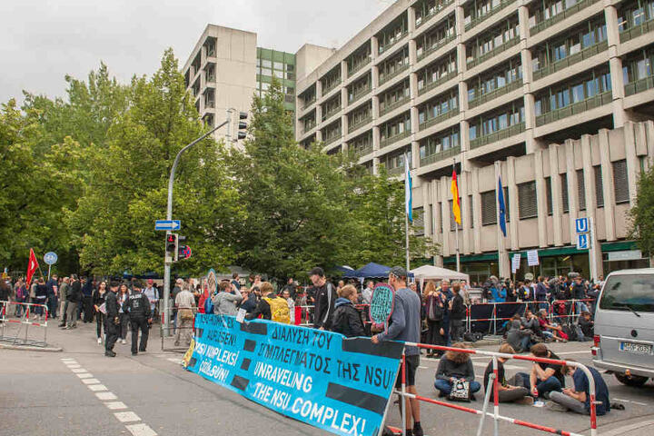 Auch vor dem Gerichtsgebäude wurden immer wieder Plakate gehisst, mit der Forderung den NSU-Komplex aufzulösen.