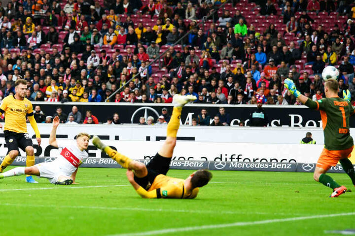 Beim 2:0 durch Santiago Ascacibar (2.vl.) war Kevin Broll machtlos.