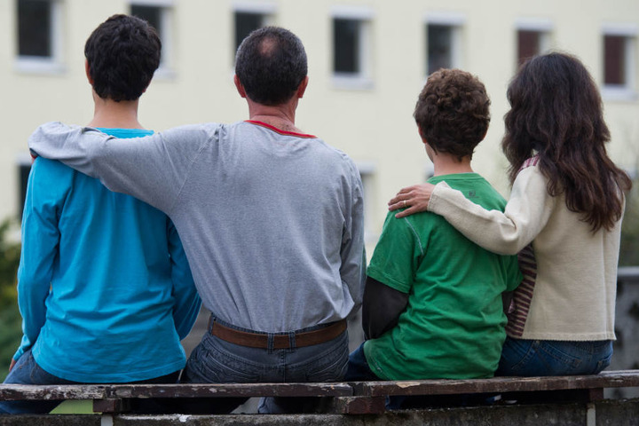 Eine Flüchtlingsfamilie erhält laut des Schreibens monatlich über 7000 Euro. Wird ihr der Betrag aber bar ausgezahlt? (Symbolbild)